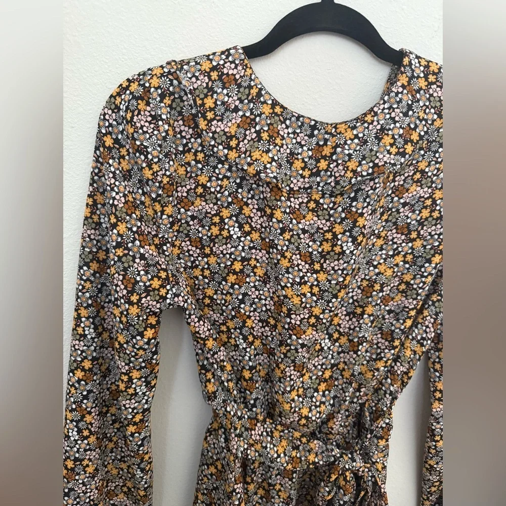 Max Studio Ruffled Peplum Floral Wrap Blouse with Scalloped Collar Medium - Picture 5 of 7